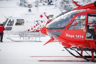 Hélicoptères de sauvetage d'Air-Glaciers (à gauche) et de la Rega lors d'un exercice non loin du domaine skiable des Diablerets dans le canton de Vaud. (Photo d'archives) Keystone/VALENTIN FLAURAUD